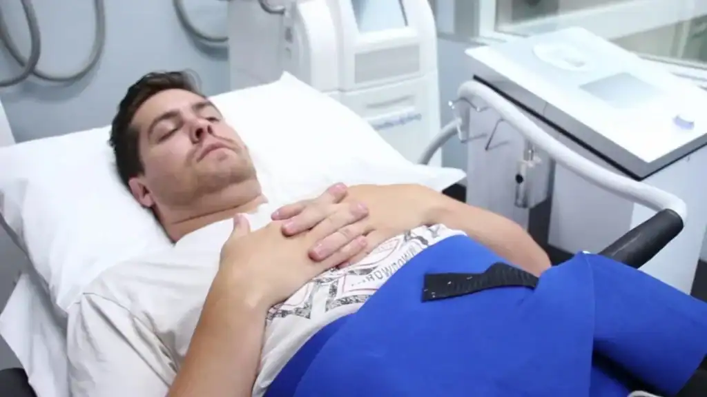 Image of male having body contouring Southampton 	 treatment